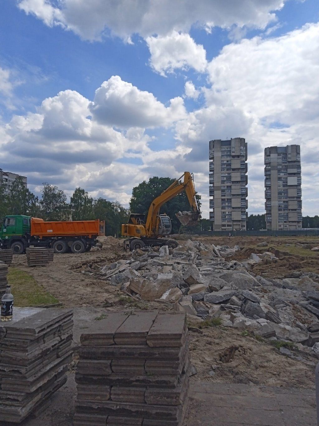 Брестчанка: разбирают бассейн детского городка возле ФОКа. В историю уходит целая эпоха