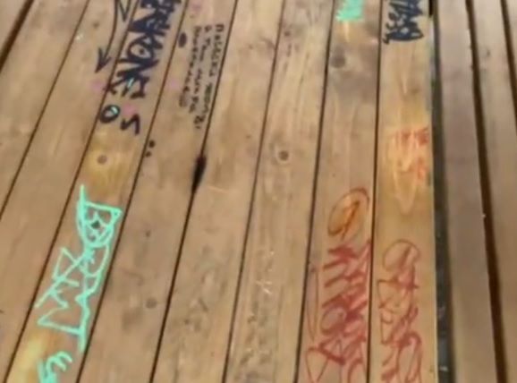 Читатель: Не успели построить и уже разрисовали. Брест, ул. Вульковская