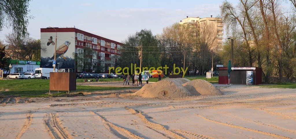 Пляж на Набережной Бреста готовят к сезону