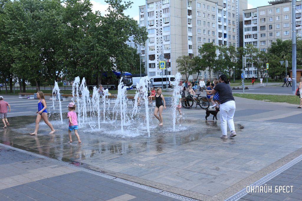Читатель: Дети радуются жаре! Фото сделано на Востоке в Бресте возле Экватора