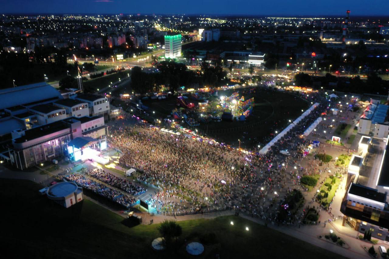 Вечер возле Ледового дворца в Бресте