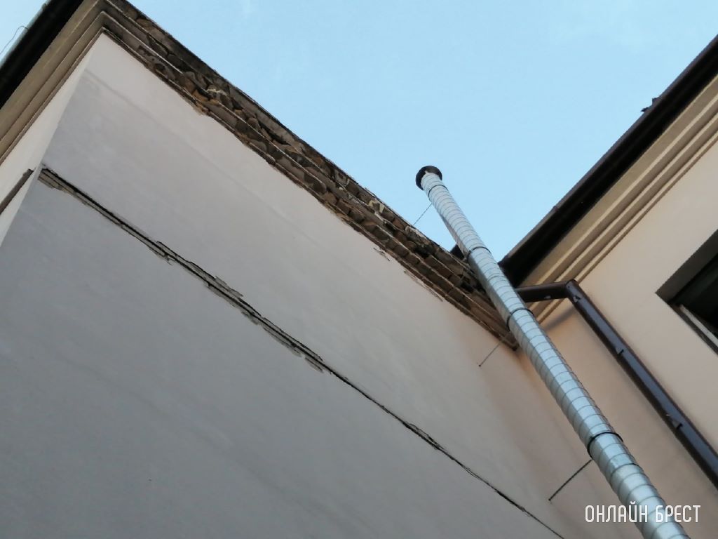 Брест, дом по улице Мицкевича, 2. От крыши отлетают кирпичи и штукатурка, которые падают на дорожку