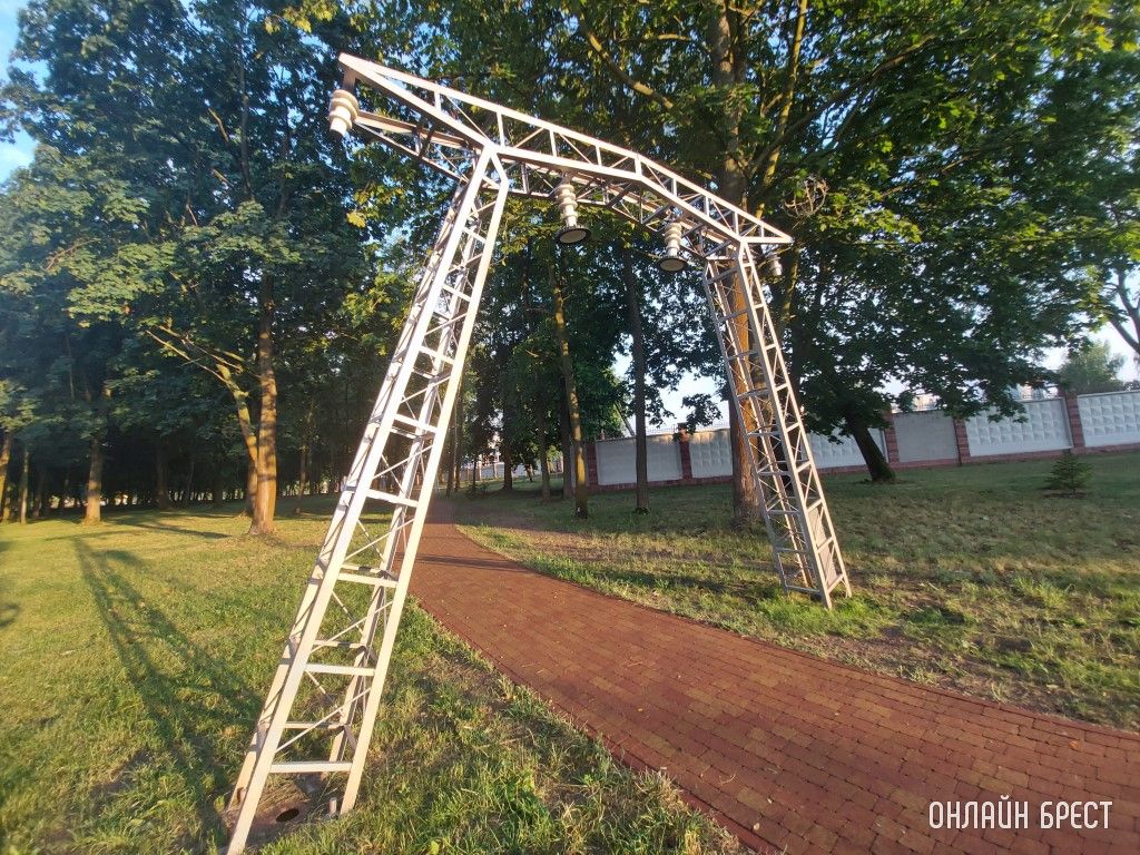 Брест. Летний Городской сад вечером после дождя