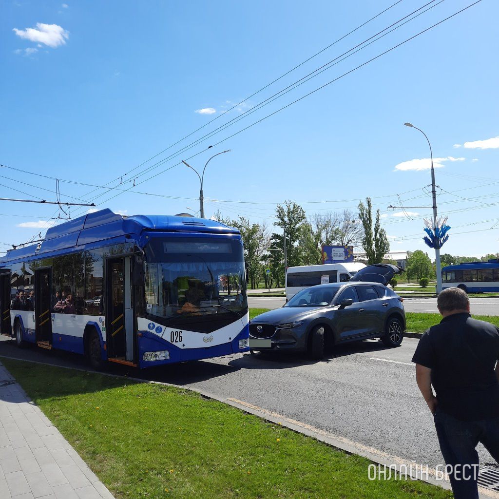 Очевидец: ДТП на ЦМТ в сторону ЦУма. Судя по всему, автомобиль столкнулся с троллейбусом