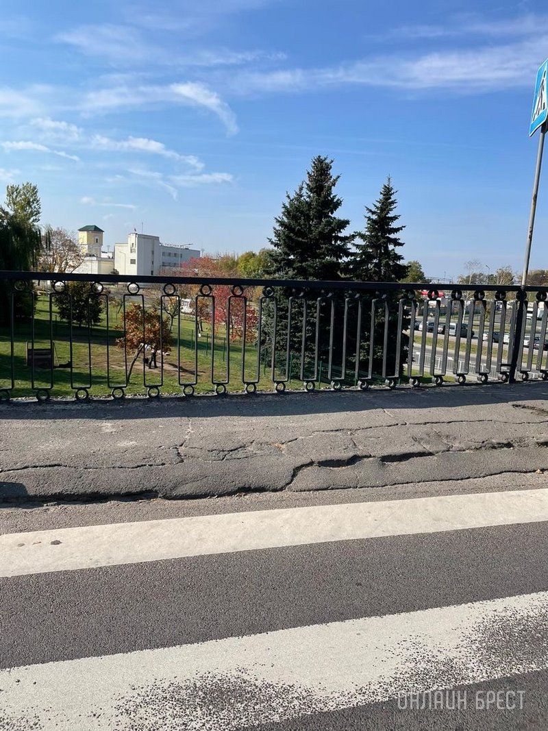 Читатель: Вот такая ситуация на мосту возле ЖД вокзала в Бресте