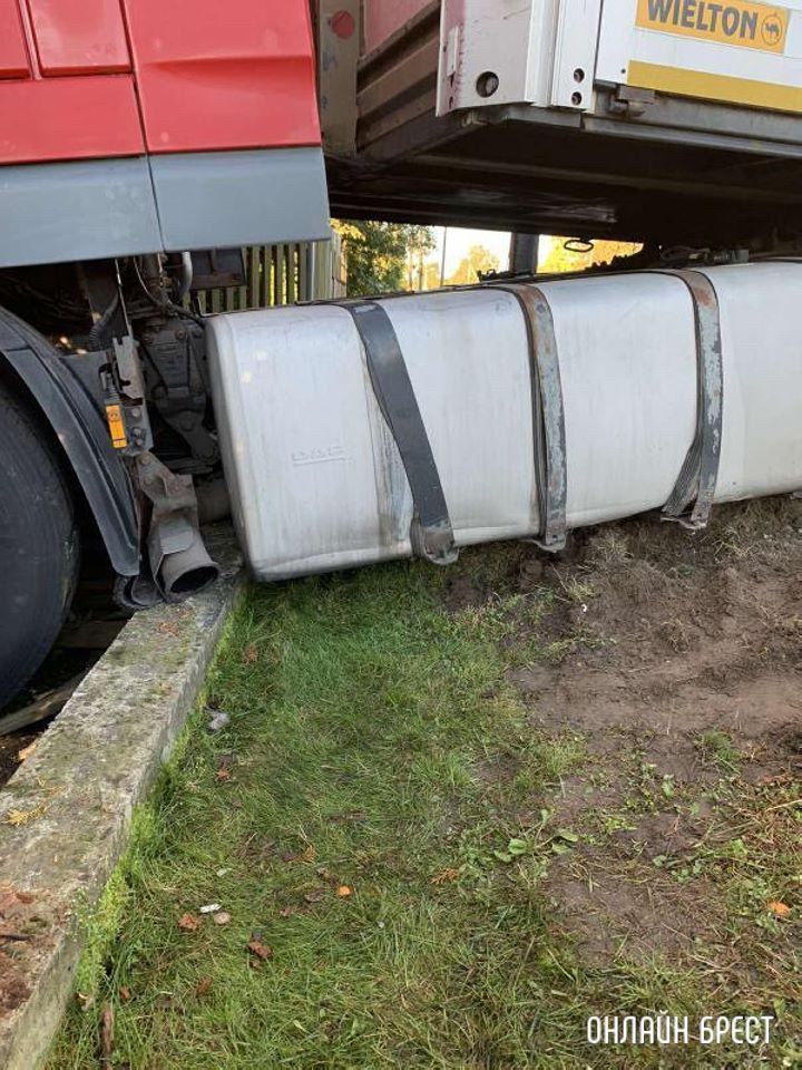 Брест, Катин Бор. Фура чуть не врезалась в жилой дом