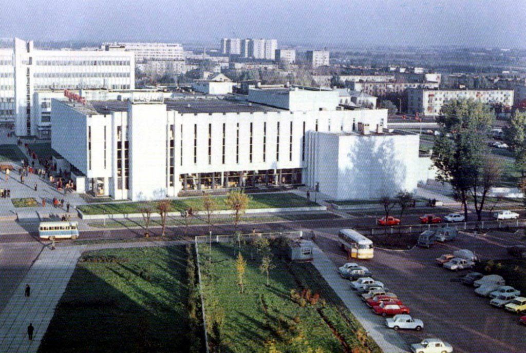 Посмотрите на старые фотографии ЦУМа в Бресте. На одной из фотографий можно увидеть, как он строился