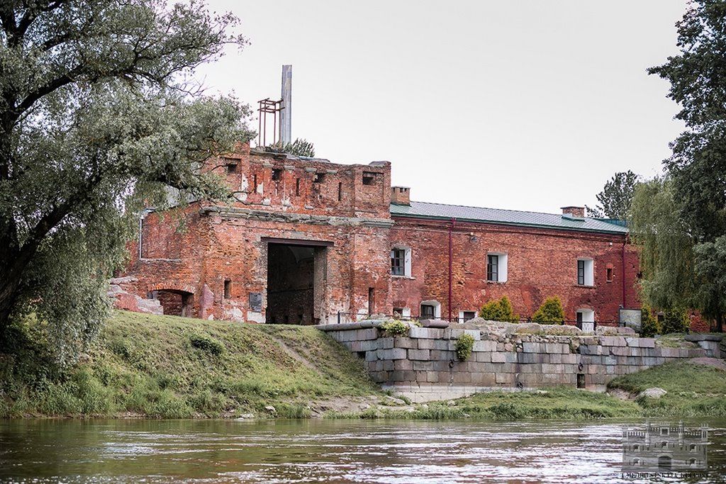 В середине 30-х годов прошлого века, на берегу Буга, возле Тереспольских ворот была построена небольшая, но красивая пристань