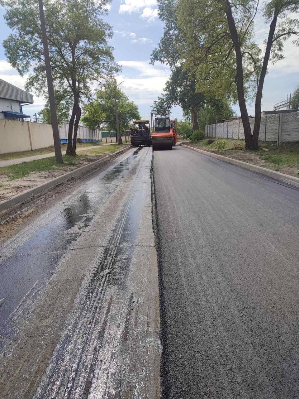 Ведутся работы по асфальтированию улицы писателя Смирнова в Бресте