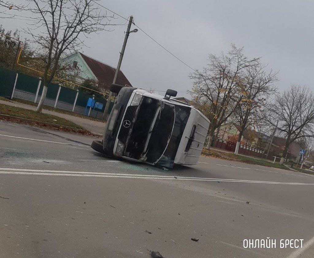 Очевидец: В Дрогичине микроавтобус лёг на бок