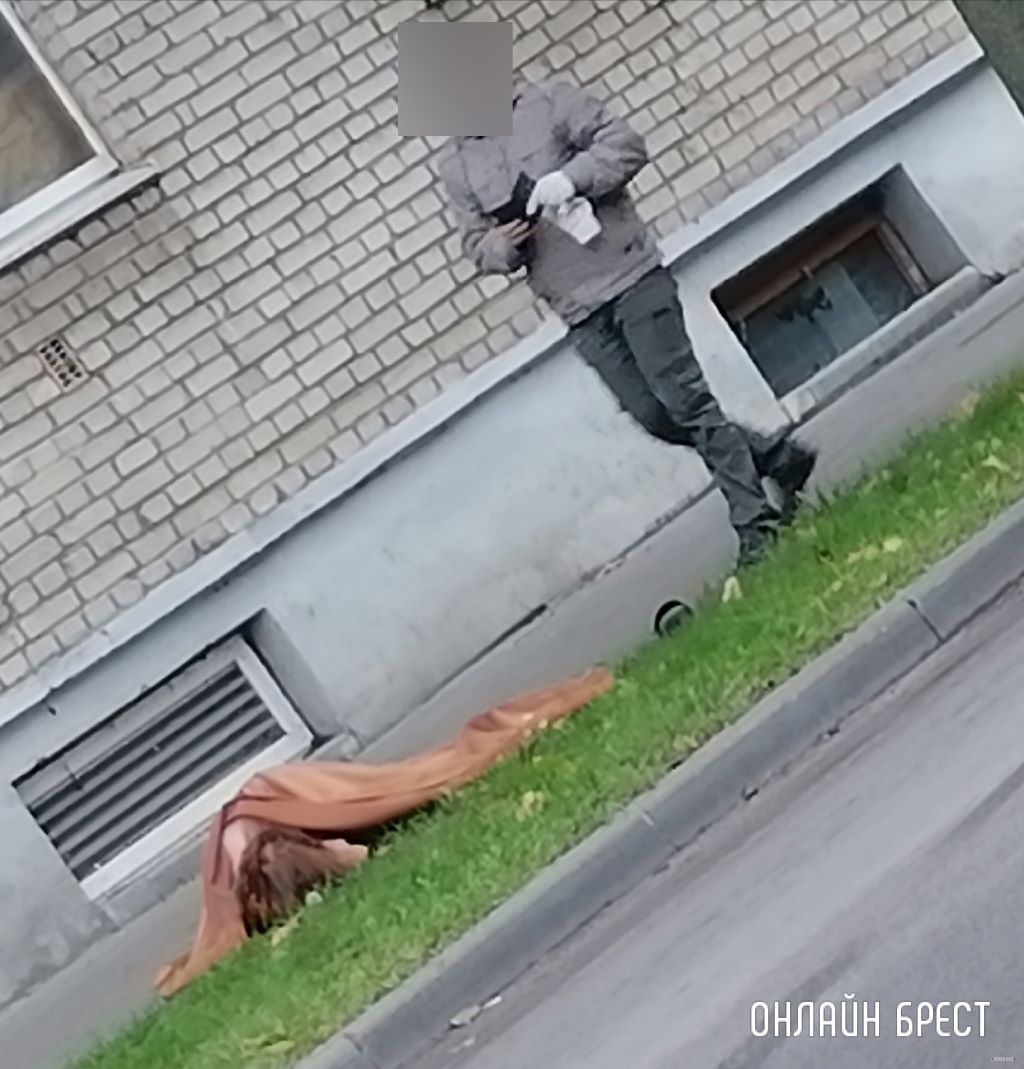 Сегодня утром в Бресте, недалеко от «колхозки». На фото лежит девушка. Подробности произошедшего неизвестны