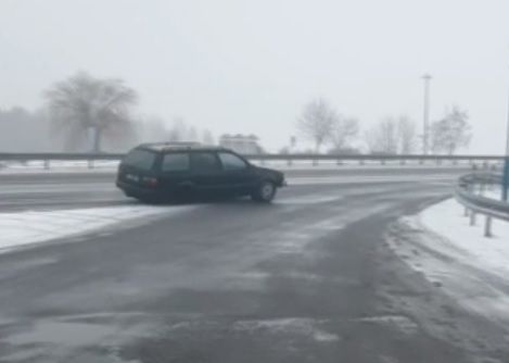 Очевидец: Брестская область. Автомобиль едет по дороге без колеса