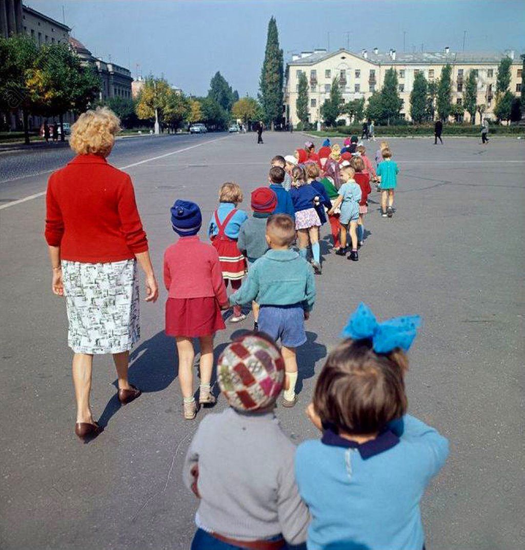 Детский сад на прогулке. Брест, площадь Ленина, 1966 год