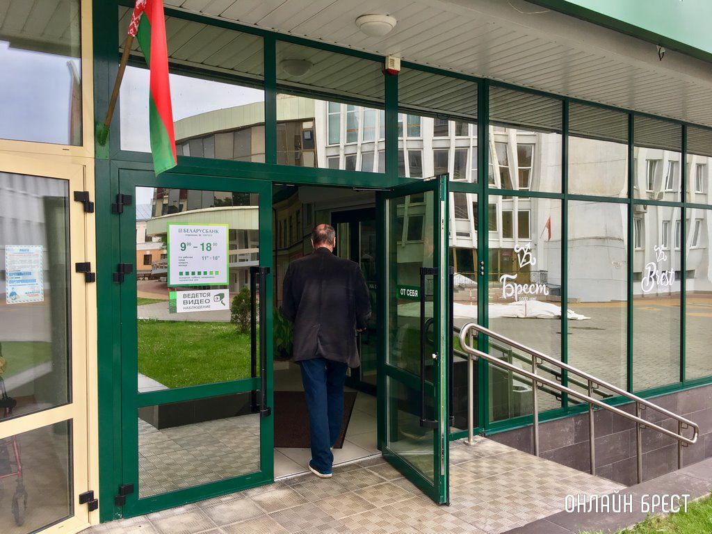 Читатель: Крутое оформление стен появилось в банке на Советской в Бресте. Как вам?