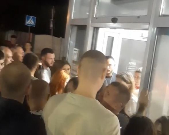 Читатель: Этой ночью в магазине «На болоте» будет хорошая выручка. Посмотрите, на очередь. Видео