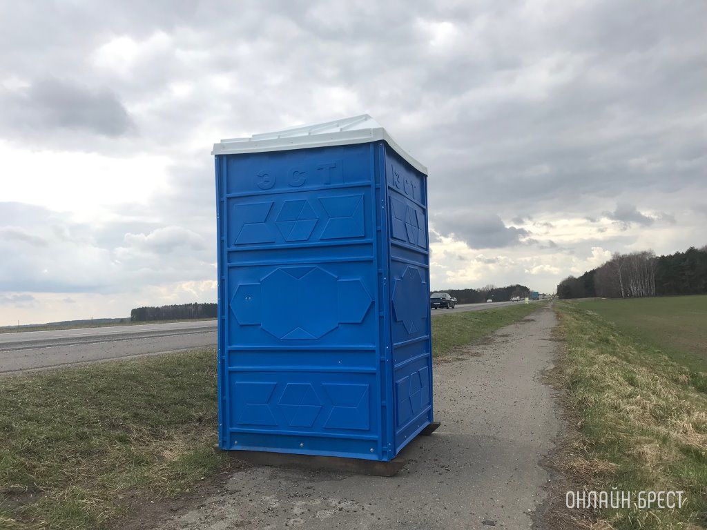 Читатель: Несмотря на большую очередь из фур, приятно видеть не только установленные БИОтуалеты вдоль участка очереди, но и такие мусорные урны