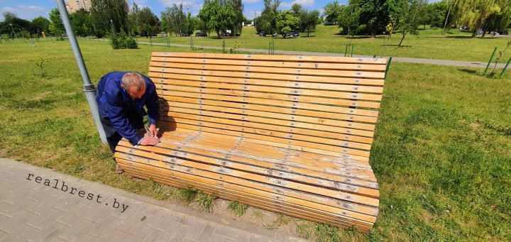 Осторожно! В Бресте на Набережной приступили к покраске лавочек