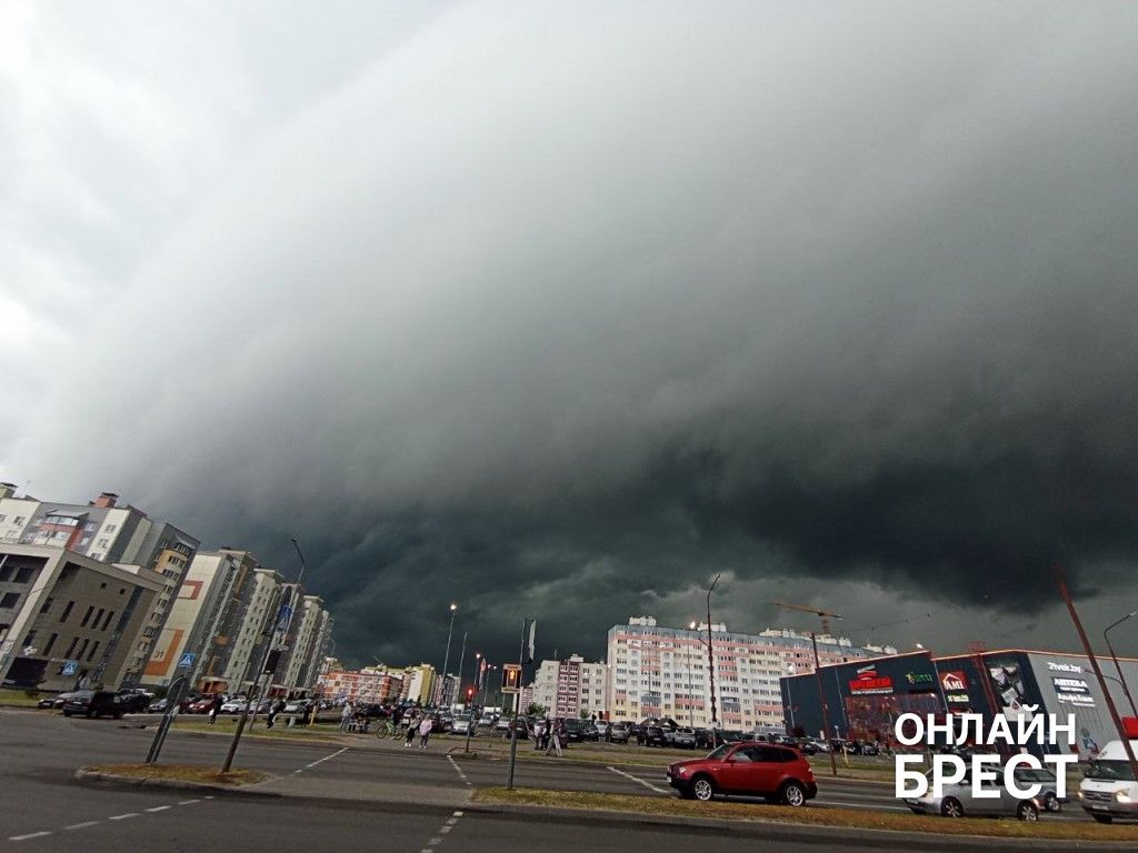 Сегодня вечером небо над Брестом выглядело так