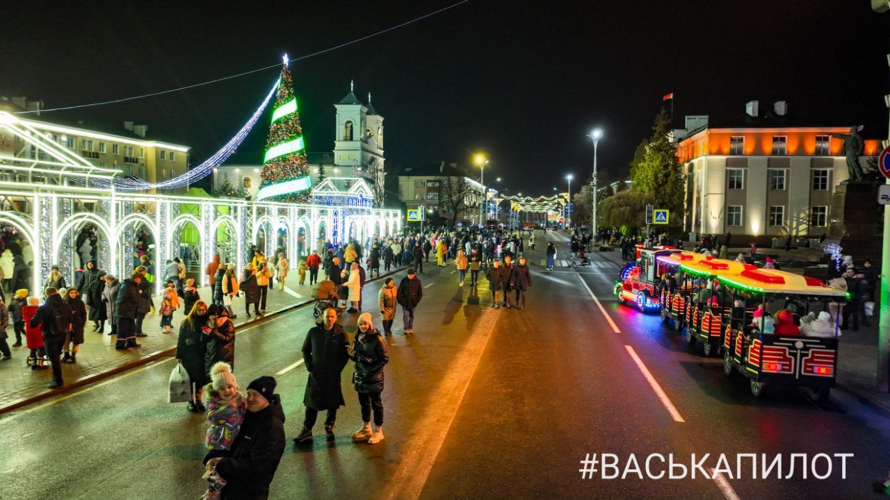 Появились фото и видео с высоты с открытия главной ёлки Бреста