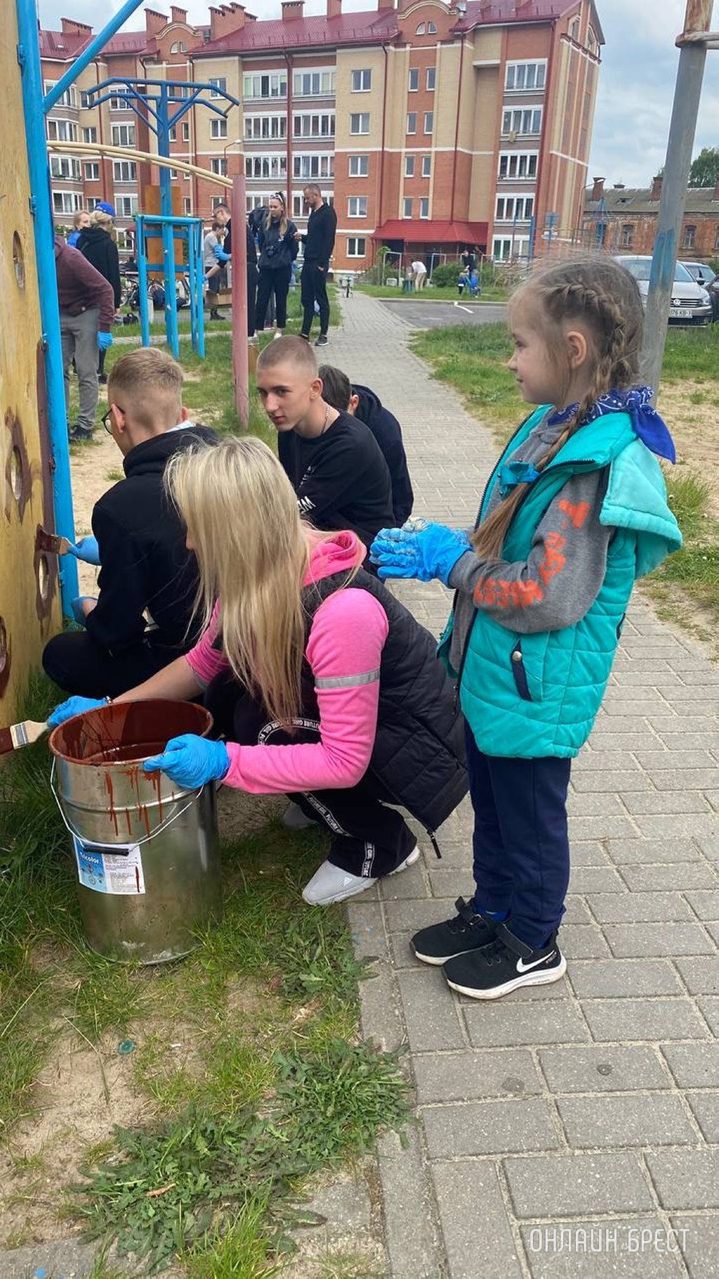 Молодые семьи города Бреста благоустраивали детскую площадку по улице Брестских дивизий