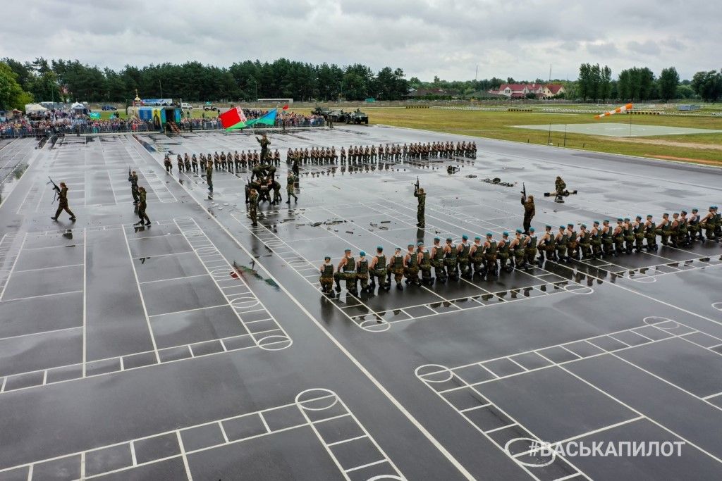 Сегодня в Бресте празднуют День ВДВ. Фото и видео