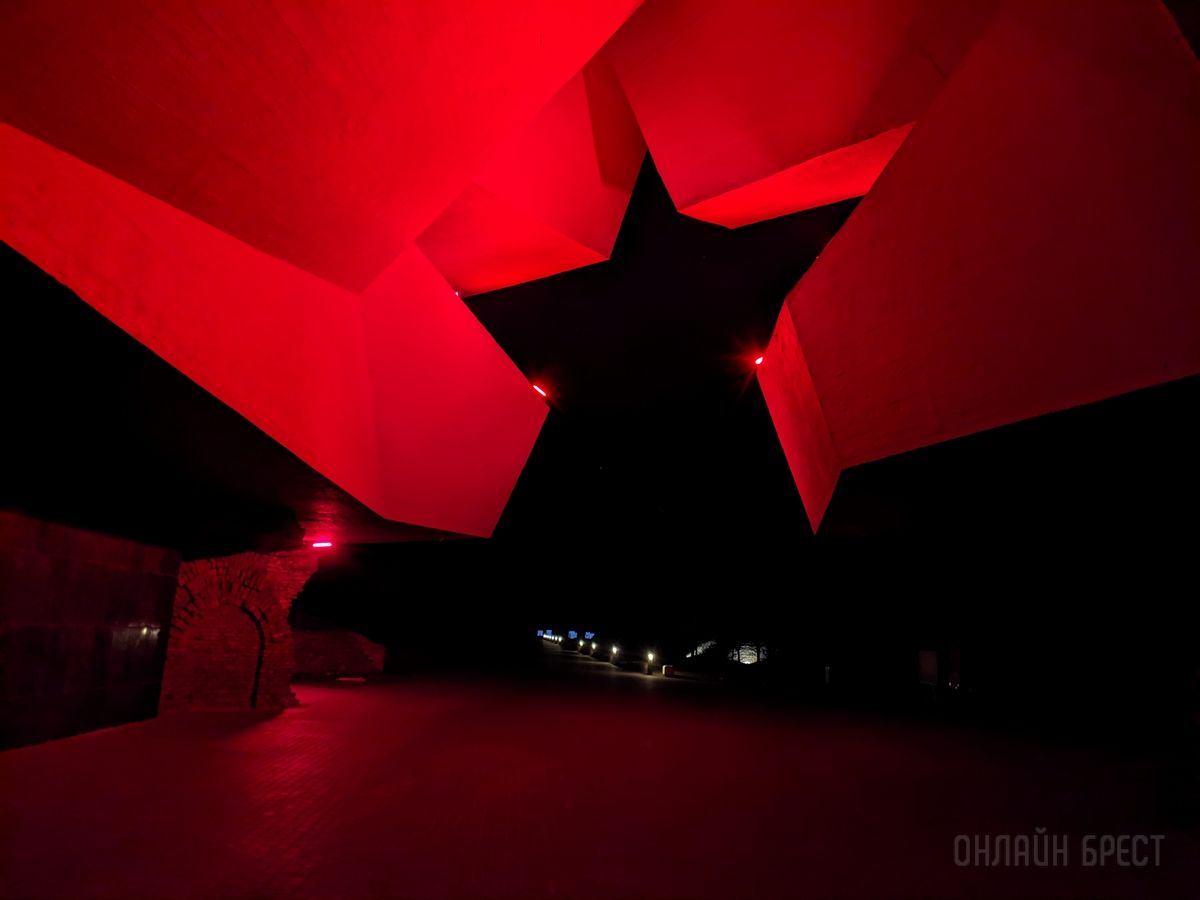 Читатель: Брестская крепость вечером