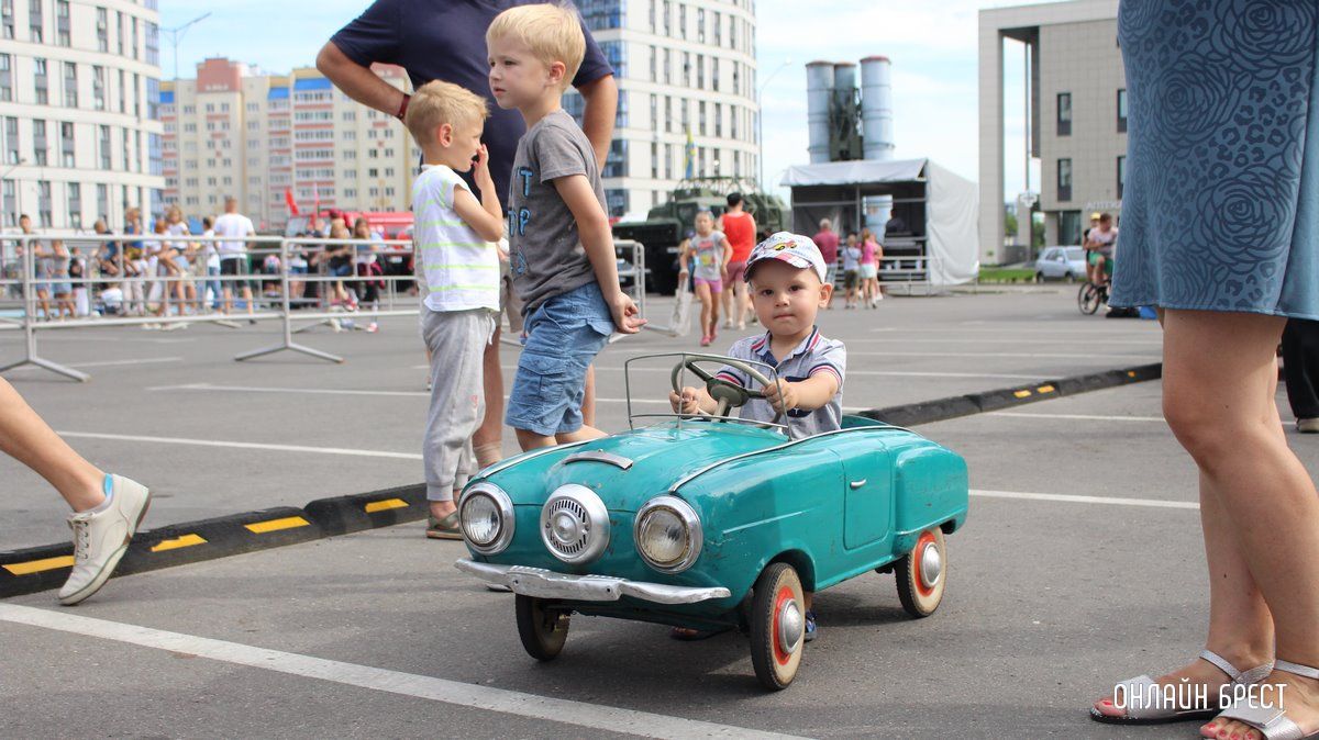 Читатель: Интересные автомобили показали на Махновича в Бресте