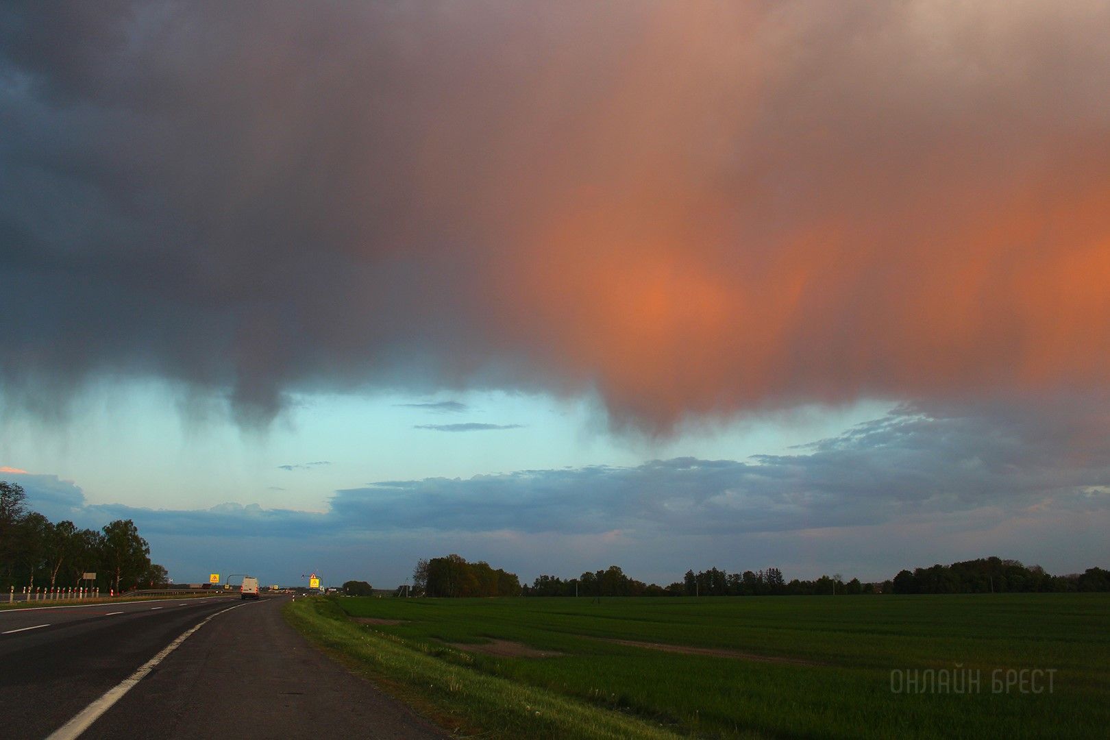 Читатель: Посмотрите, какое интересно небо удалось сегодня заснять недалеко от Кобрина