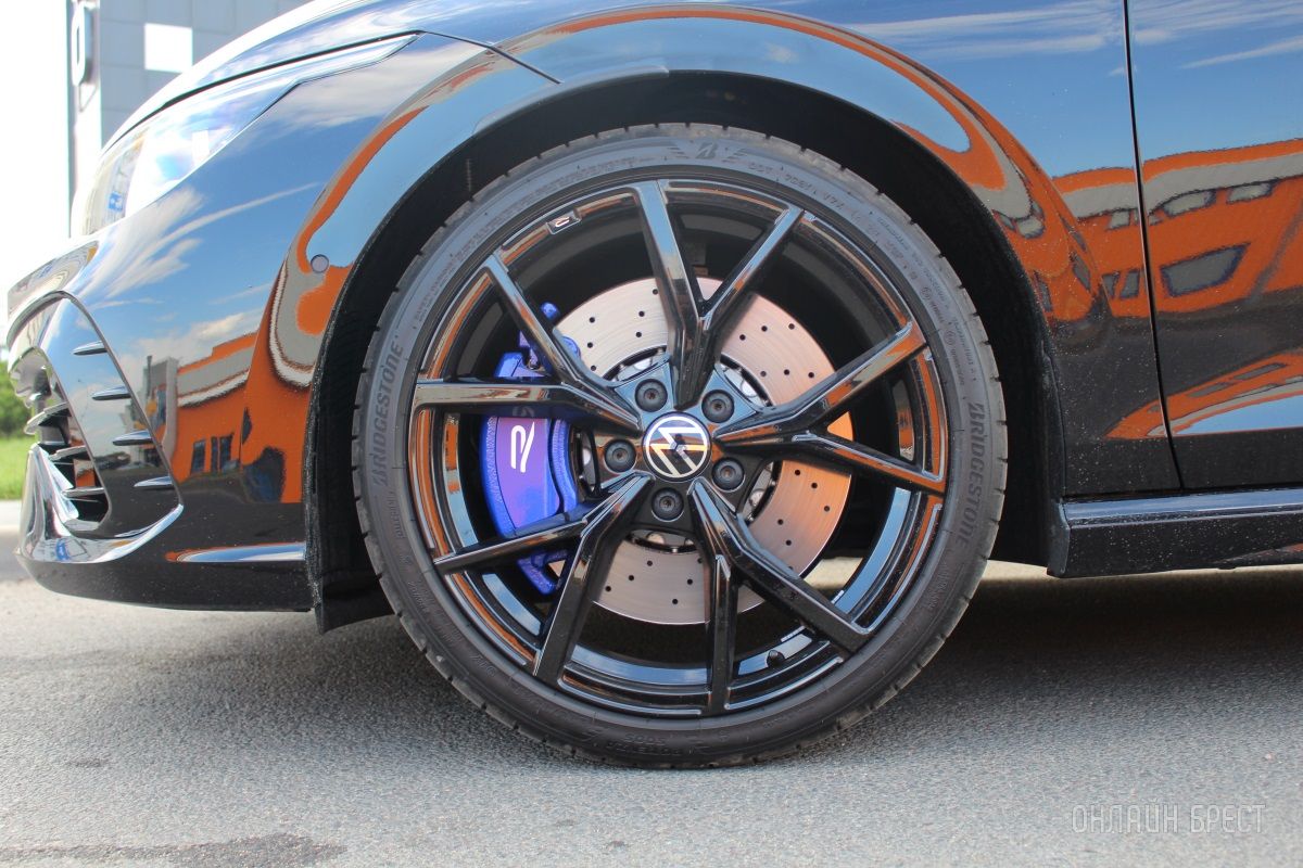 Читатель: Редкий для наших дорог Golf R. Фото сделаны в Бресте