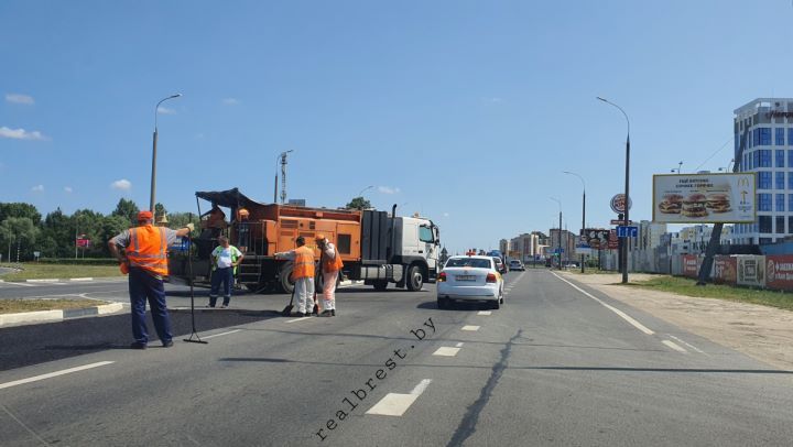 В Бресте на Варшавском шоссе укладывают новый асфальт