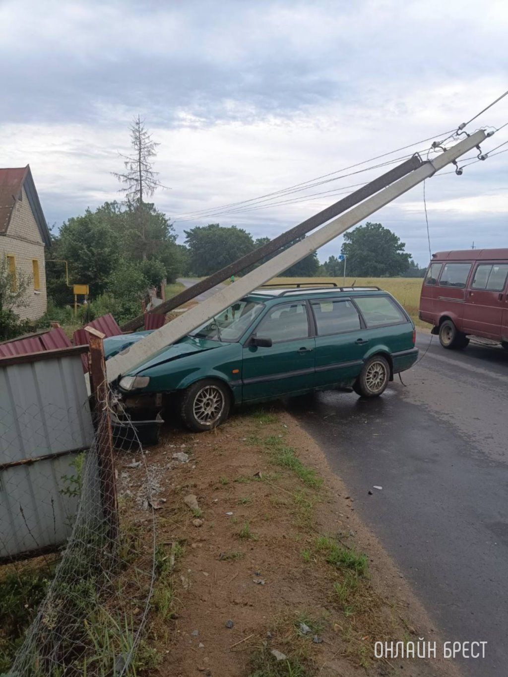 Очевидец: Берёзовский район. В д. Здитово автомобиль врезался в столб