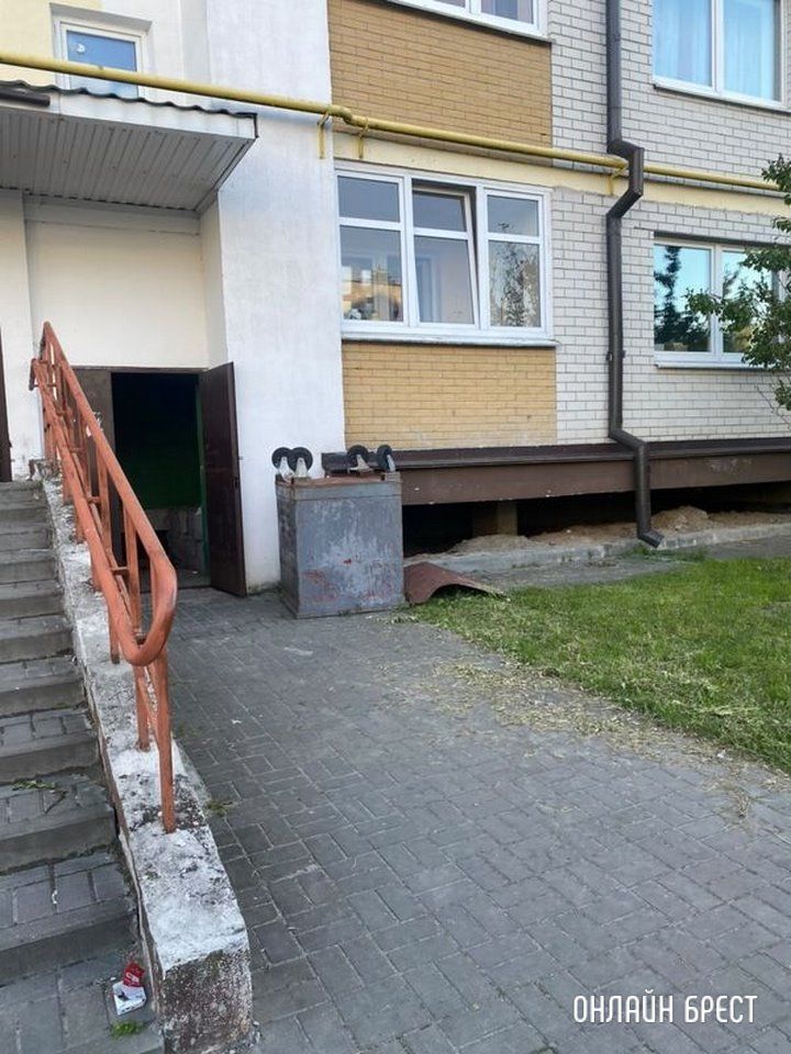 Читатель: Брест, бульвар Космонавтов, 40. Под окном дома круглые сутки стоит мусорный контейнер. Он ведь должен стоять в шахте мусоропровода?