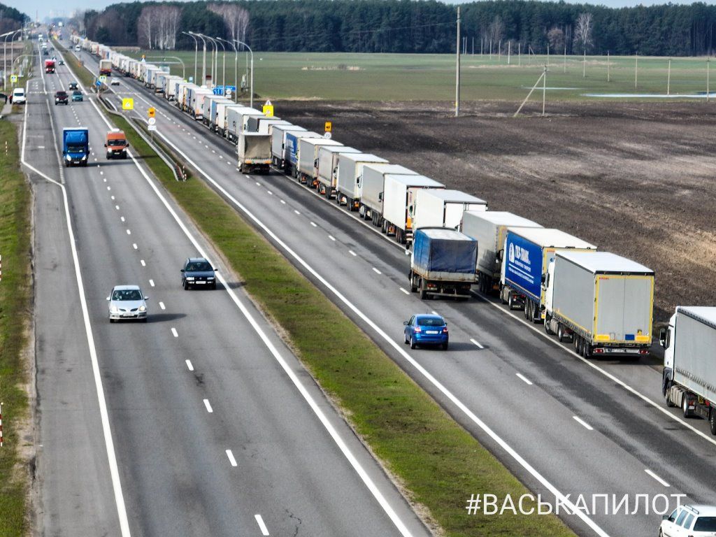 Рекорд? Посмотрите с высоты на огромную очередь из фур под Брестом