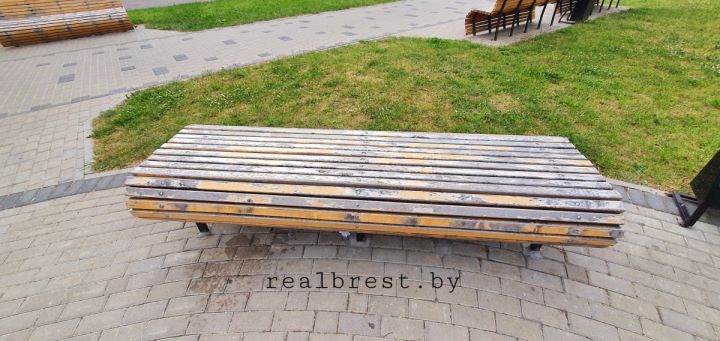 Осторожно! В Бресте на Набережной приступили к покраске лавочек