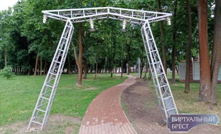 Аллея фонарей в виде ЛЭП появилась в городском саду Бреста
