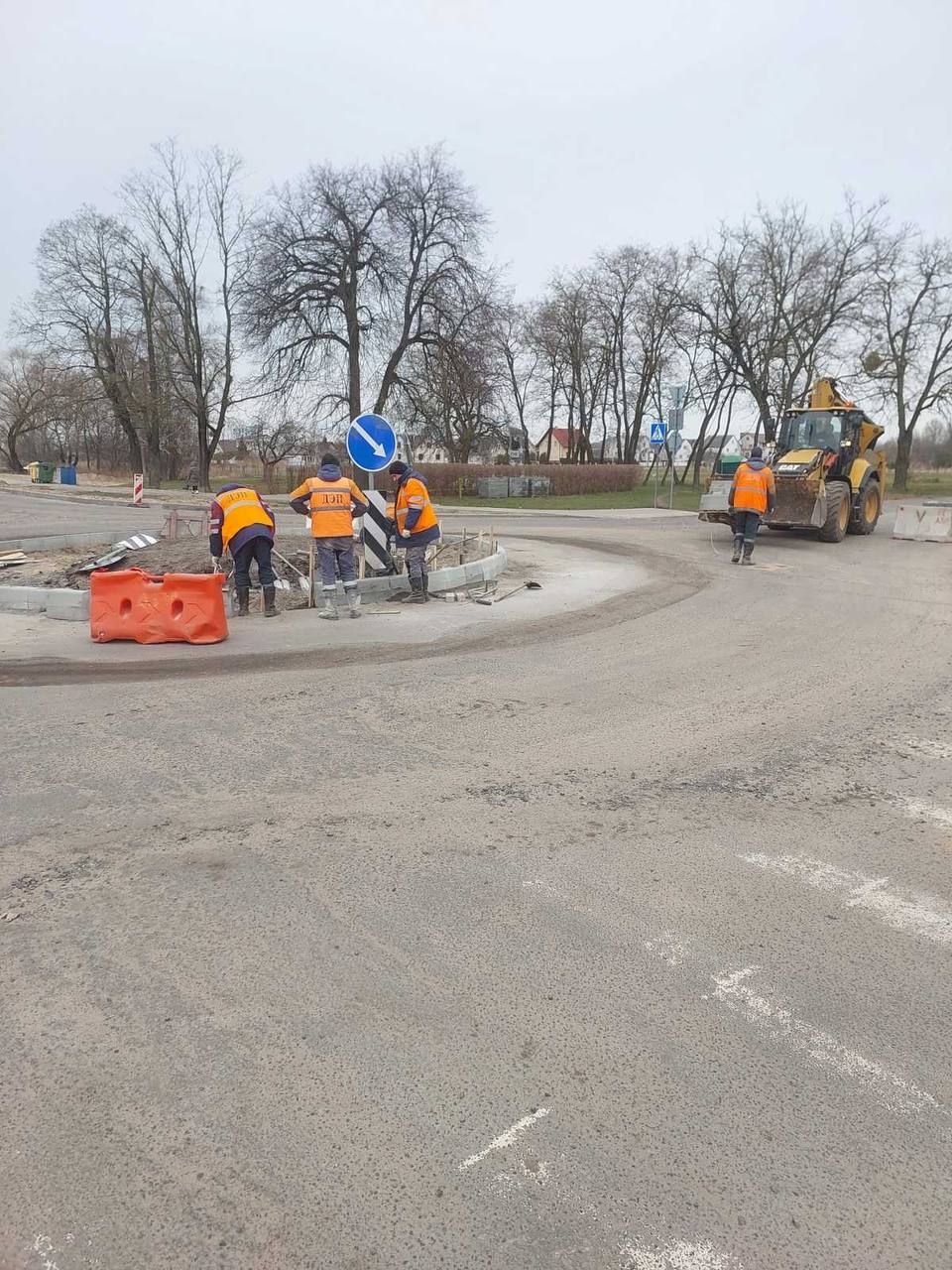 Работники «Брестского ДЭП» ведут укладку плитки и установку дорожного борта по улице Свято-Афанасьевской