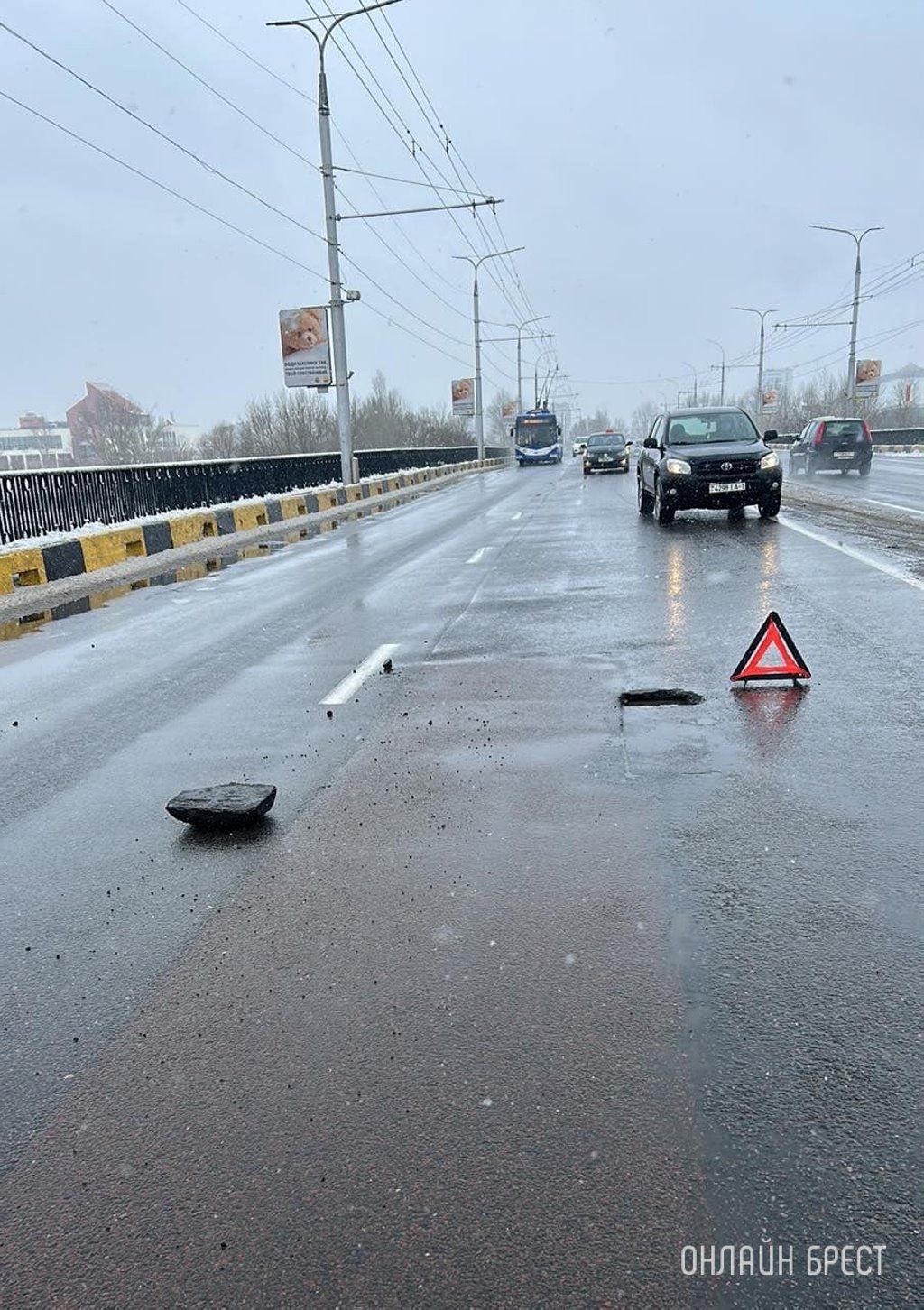 Читатель: Будьте осторожны! Такая ситуация на мосту в Бресте по улице 28 Июля