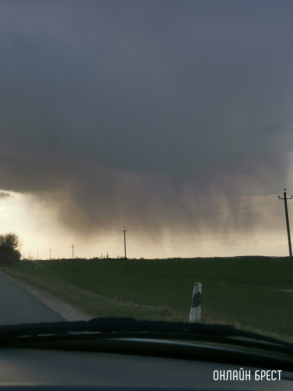 Читатель: Дождь идёт. Посмотрите, какое небо под Брестом