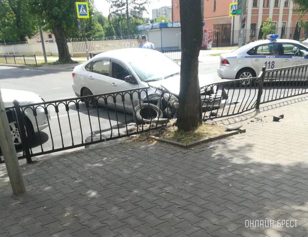 Читатель: Сегодня в Бресте возле ЖД техникума произошло ДТП. Машина не слабо так пострадала