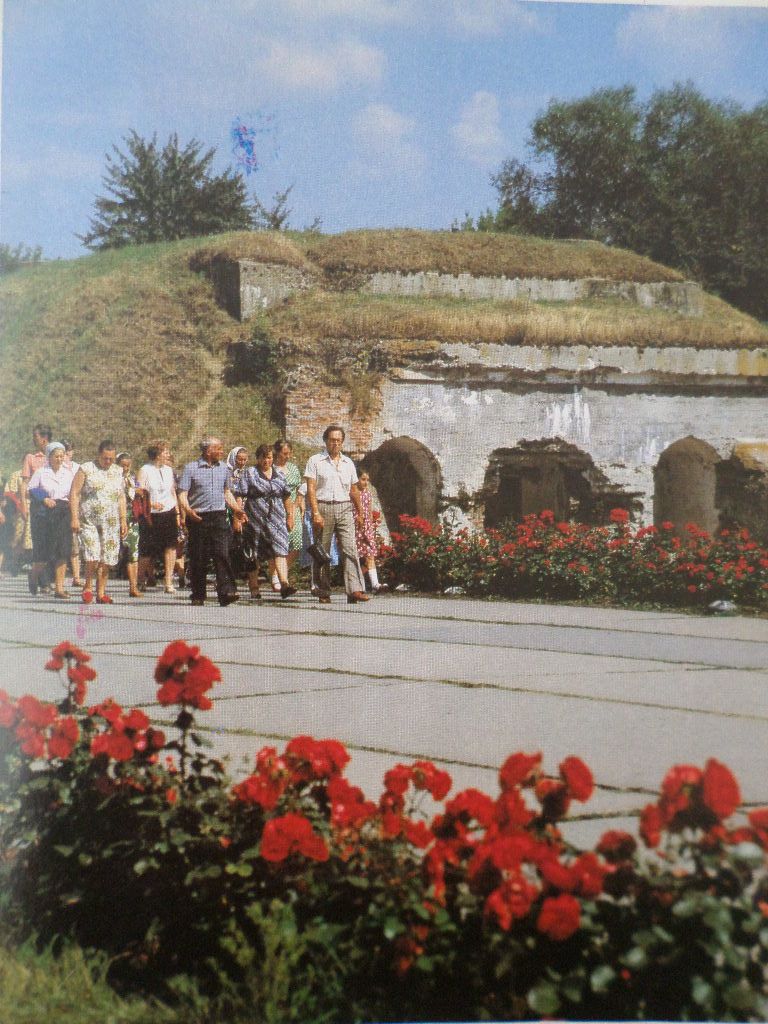 Когда-то Брестская крепость утопала в розах