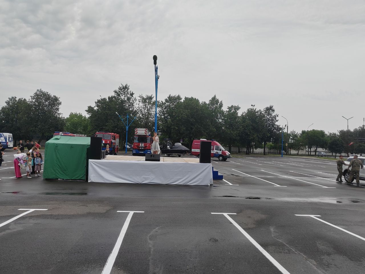 В Бресте перед «Викторией» развернулась выставка автомобильной техники правоохранителей, МЧС Первого региона, а также различные спортивные площадки