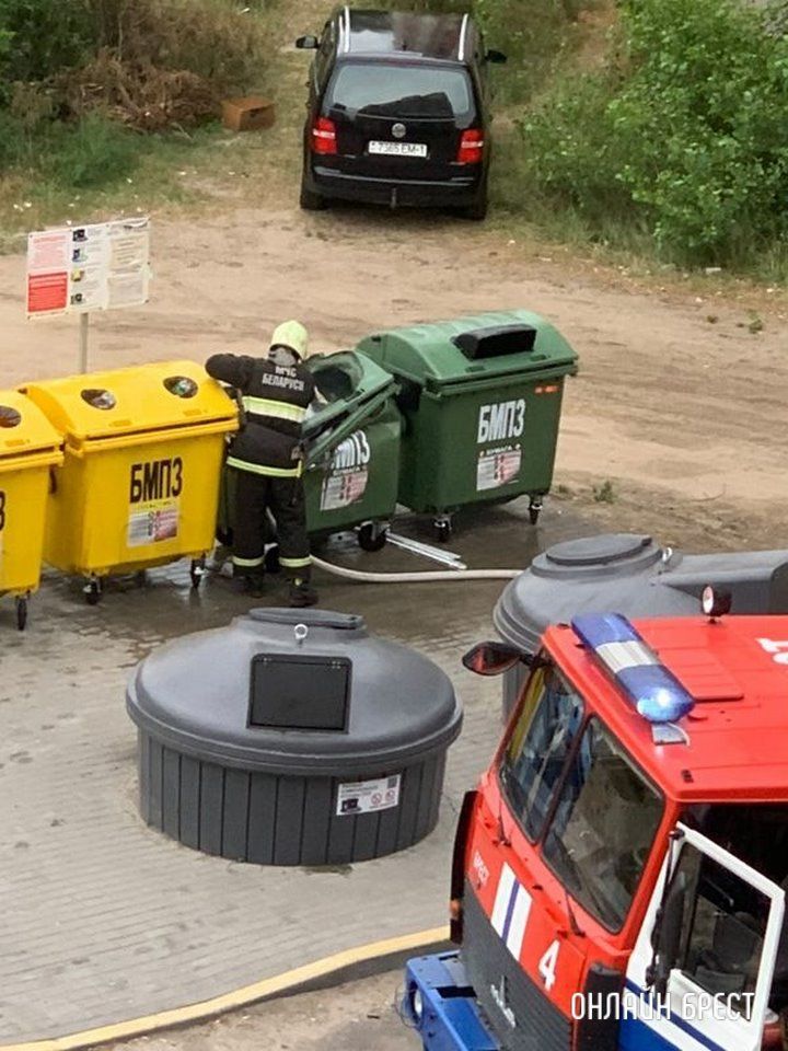 Читатель: Вчера в Бресте на Рябиновой горел мусорный контейнер. Смотрите фото, что с ним стало