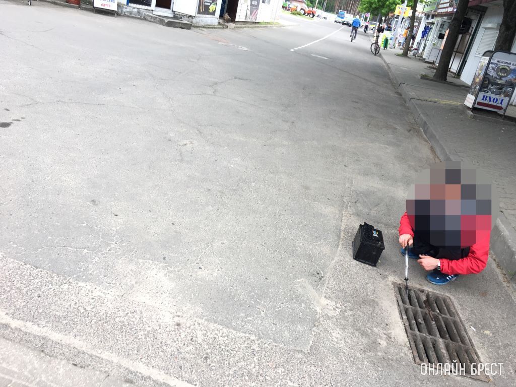 Как вы думаете, что делает данный человек? Брест, рынок автозапчастей