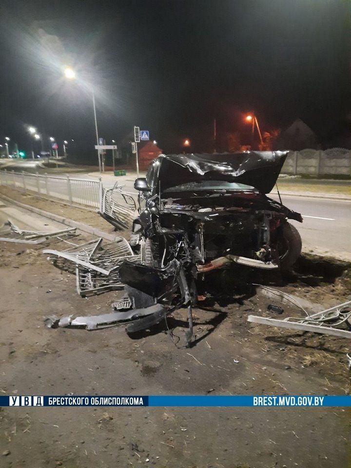 Появилось видео, как в Бресте нетрезвый водитель на Audi повредил 50 метров заборного ограждения