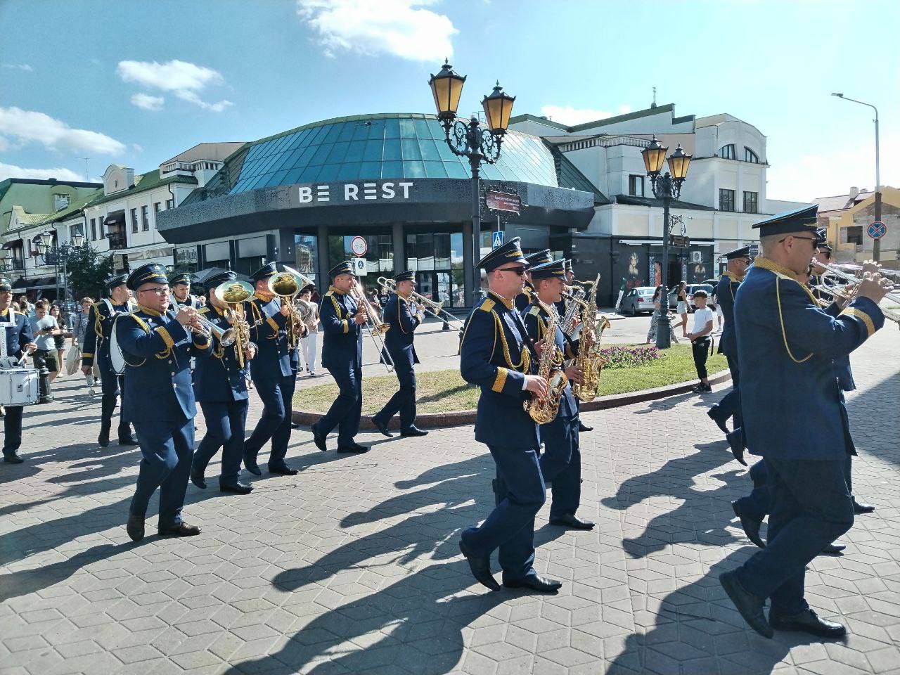 Тем временем на Советской много людей и музыки