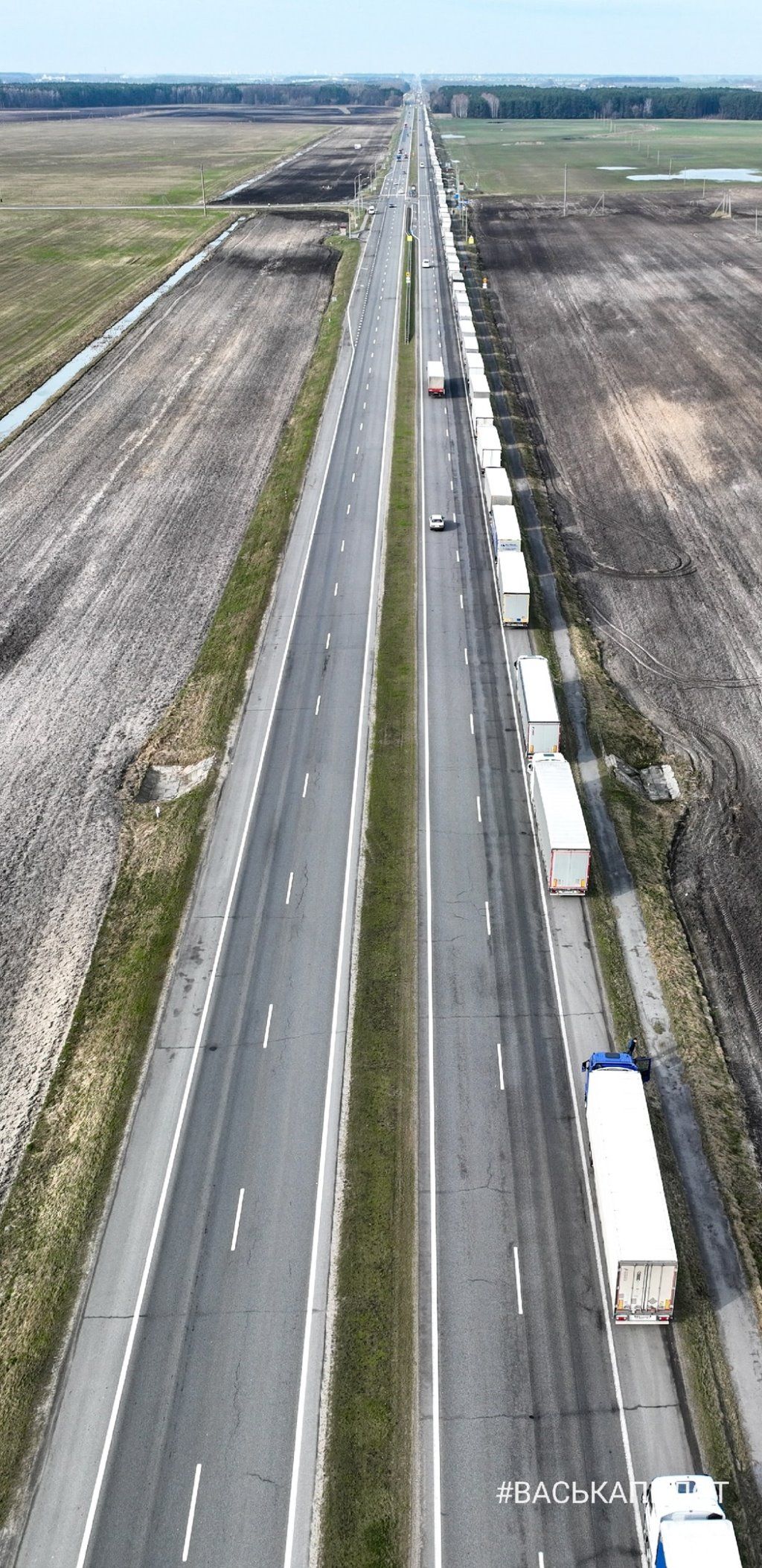 Рекорд? Посмотрите с высоты на огромную очередь из фур под Брестом