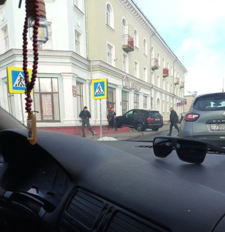 Сегодня в Пинске автомобиль BMW врезался в здание