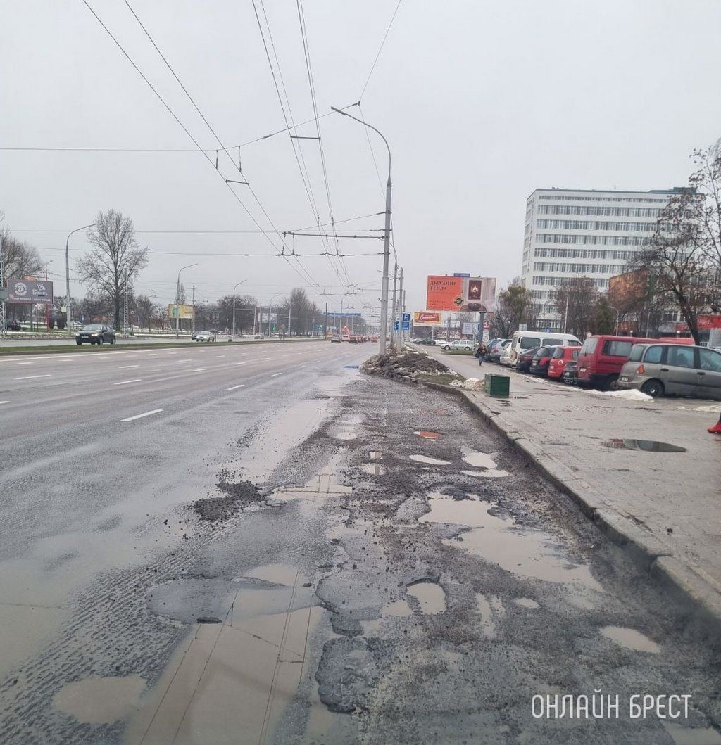 Очевидец: Брест, остановка «Завод». В таком состоянии дорожное покрытие