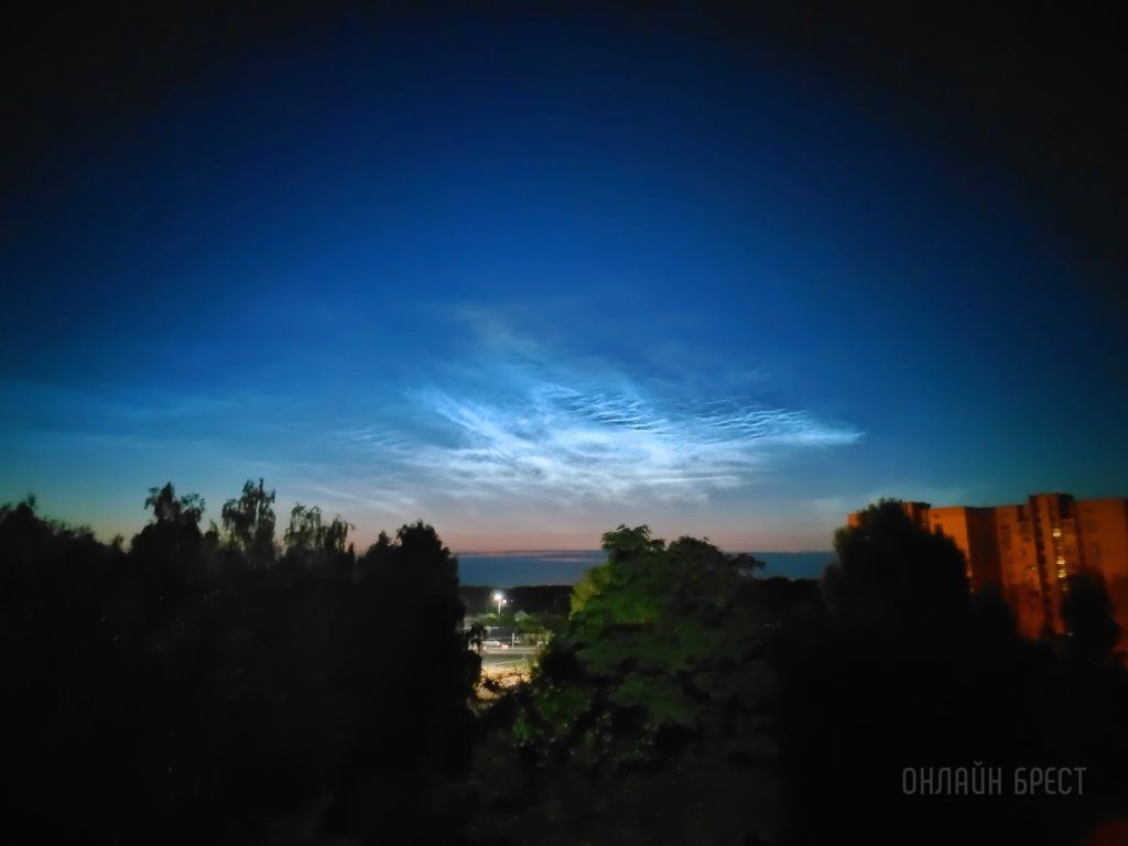Читатель: А вы видели? Прошедшей ночью наблюдал над Брестом редкое погодное явление — серебристые облака