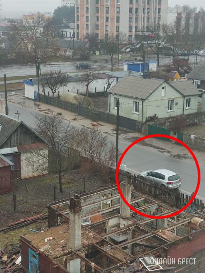 Читатель: Брест, м-н Речица. Имеет ли данный водитель так оставлять автомобиль? Фото сделаны в разные дни